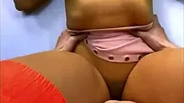 madrastra gets horny when hijastrastro licks her nipples, he fucks her immediately