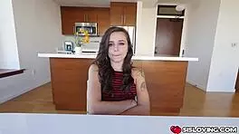 继兄猛操Kharlie Stones光溜溜的逼在上位