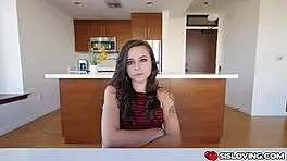 继兄猛操Kharlie Stones光溜溜的逼在上位