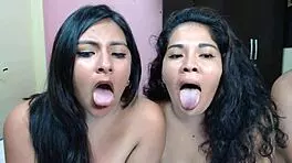 该死，这个热门女同三人组得到两次射精——一次在乳房上，一次在头发上