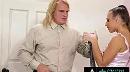 嘿，看Gia Derza给房东热辣nuru按摩