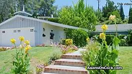 哇，同学在家猛操亚洲女生嫩逼！