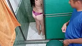 偷窥后妈在淋浴，撸她的紧屁股