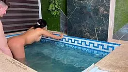Nos quedamos solos en casa con mi prima y follamos duro en la piscina 🔥