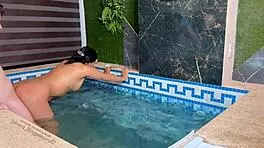 Nos quedamos solos en casa con mi prima y follamos duro en la piscina 🔥