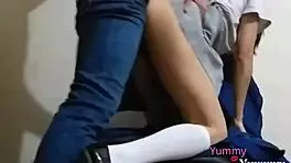 A m� hermanastra le encanta que la ponga en cuatro cada vez que llega del colegio que rico culo tiene