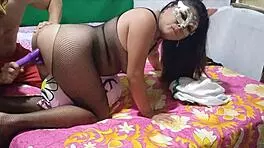 Le pedi a mi hermanastro ayuda con dildo, luego follamos excitados.