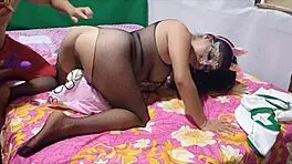 Le pedi a mi hermanastro ayuda con dildo, luego follamos excitados.