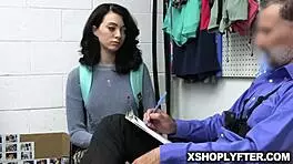 偷东西被抓，Corra Cox 被警官 Calvin Hardy 制服搜身