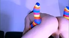 La madrastra de su amiga era una mujer muy atractiva y seductora y no pasó mucho tiempo antes de que ella y el padre de su amiga empezaran a tener un romance secreto