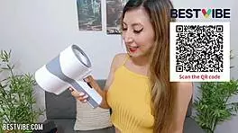 性感亚洲女友惊喜送男用自慰器