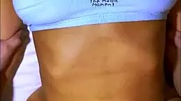 la madrastra de su amiga era una mujer que le encantaba que la dominaran en la cama y su amante no podia resistirse a sus suplicas