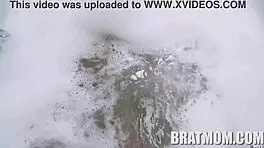 继母和我在这双人浴缸里搞脏，口交、硬核POV和大奶子Tiffany Fox Peter Green