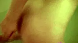 金发娇小18+18+ Emi Clear剃腿和她小18+18+骚逼