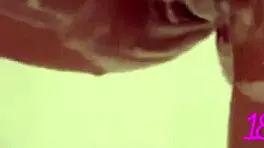 金发娇小18+18+ Emi Clear剃腿和她小18+18+骚逼