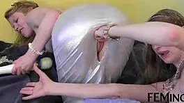 hey girl, wanna lick my pussy like this 18 year old lesbian does?