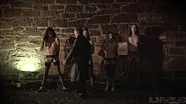 哇！主人用粗暴操和打屁股惩罚4个荡妇在车库！