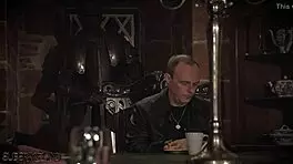 哇！主人用粗暴操和打屁股惩罚4个荡妇在车库！