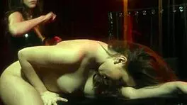 女同女王Maya Woulfe打她绑着的顺从黑发女！