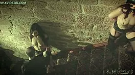 哇！主人用粗暴操和打屁股惩罚4个荡妇在车库！