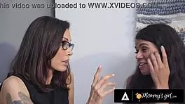 Stepmom rewards stepdaughter with fingering and muff diving 😍