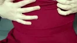 je me doigte jusqu'à l'orgasme et mouille mon canapé 😏