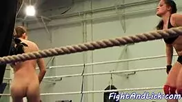 丰满欧洲美女裸体摔跤争夺主导权