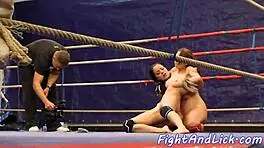 丰满欧洲美女裸体摔跤争夺主导权