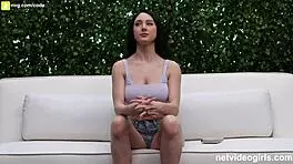 性感女孩大奶子在日历试镜中被舔和操