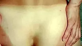 火辣黑发妹狂骑大屌 紧屁眼近距离内射！