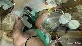 Mitbewohner und Kumpel erwischen kurvige Studentin und ficken sie hart