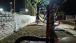 visito a mi vecina en el parque mientras ella hace ejercio - le encanta verme hacer ejercicio