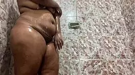 Sext Girl Shaking Big Ass in Bath