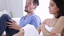 瘦弱棕发继妹让我摸舔她全身