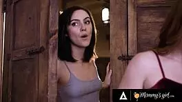 嘿，饥渴18+少女叫闺蜜Arietta Adams操性感继母Kenzie Taylor