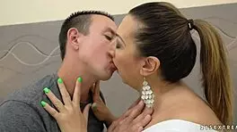 哇，丰满老奶奶骑年轻鸡巴充满淫欲激情！