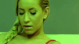 刚成年嫩妹玩具抠湿屄自慰高潮