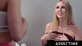 哇，保姆Abella Danger和MILF老板试哺乳，太野！