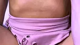 la hijastra con su aura tierna y misteriosa era como un im�n que lo atra�a hacia el apartamento en busca de experiencias inolvidables y llenas de complicidad