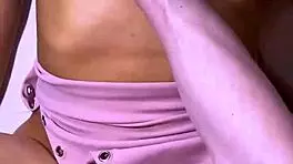 la hijastra con su aura tierna y misteriosa era como un im�n que lo atra�a hacia el apartamento en busca de experiencias inolvidables y llenas de complicidad