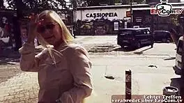 德国金发少女18+ 大奶在公共酒吧操干