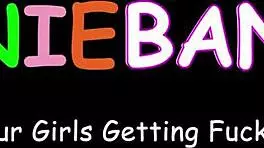 哟，看这个丰满宝贝像专业人士一样处理巨大的黑鸡巴！😍