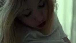 在改造学校，肯齐和安妮分享亲密女孩对女孩时刻，泡泡屁股和舔舐