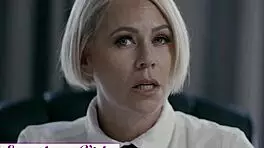 在改造学校，肯齐和安妮分享亲密女孩对女孩时刻，泡泡屁股和舔舐