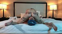 hot tatted petite beauty eating pussy with cunilingus
