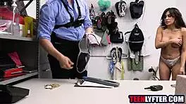 大奶18+少女偷珠宝被抓，警察猛操