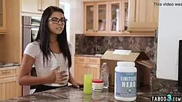 可爱吉娜·瓦伦蒂娜对付五个巨大鸡巴，在狂野吹舔派对