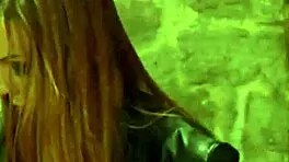 Erica的训练展开，女主人用深假阳具支配奴隶女主风格