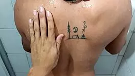 me ducho con mi hermanastra y me la follo duro parte 1