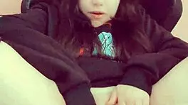 可爱娇小18+饥渴少女哈娜·莉莉独奏挑逗她紧致处女阴道。